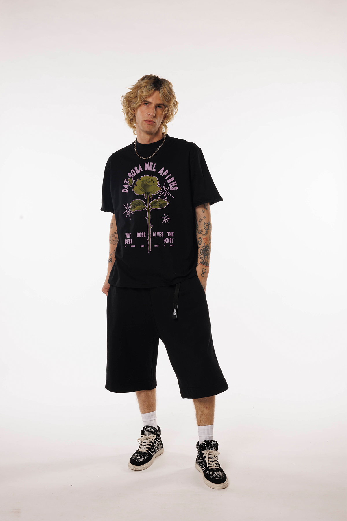 Dat Rosa Mel Apibus - T-shirt
